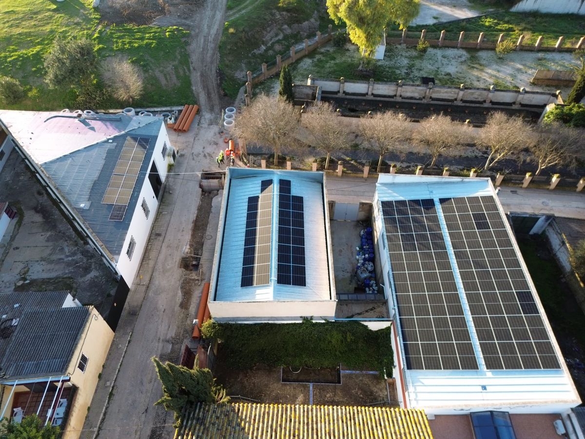 Vista aérea de placas solares en las azoteas de varios edificios