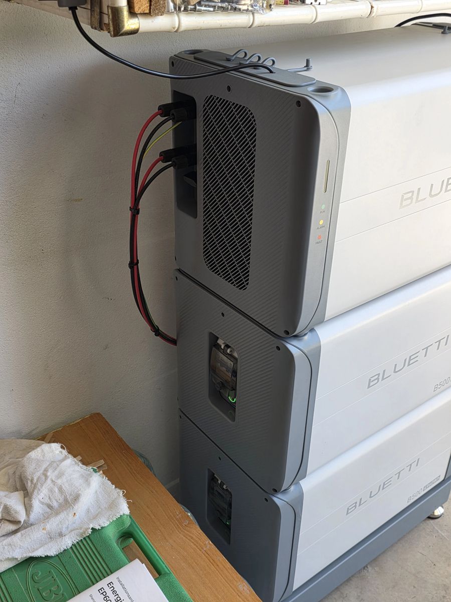 Baterías de respaldo instaladas junto al cuadro eléctrico de una vivienda