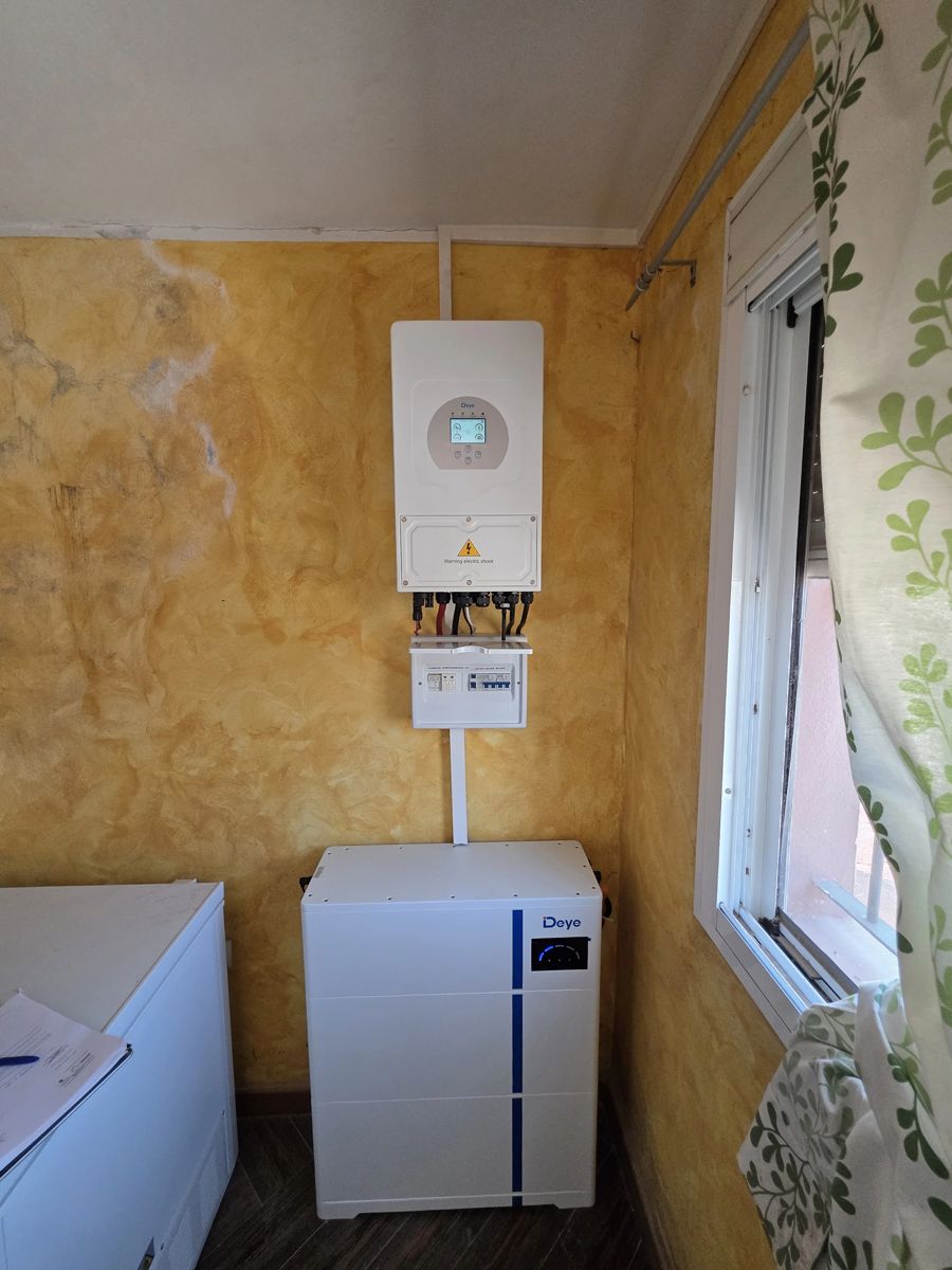 Inversor híbrido y batería instalados en una vivienda