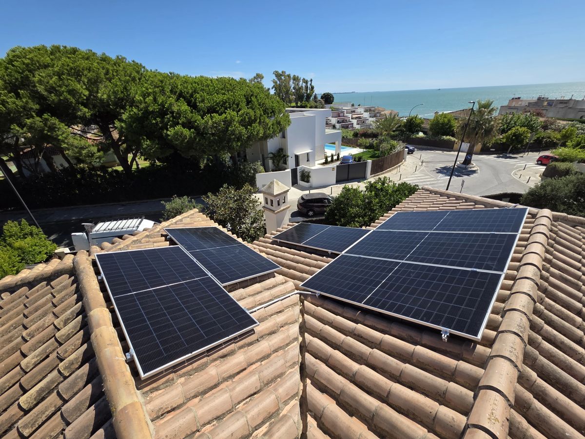 Placas solares sobre un tejado de teja con vistas despejadas