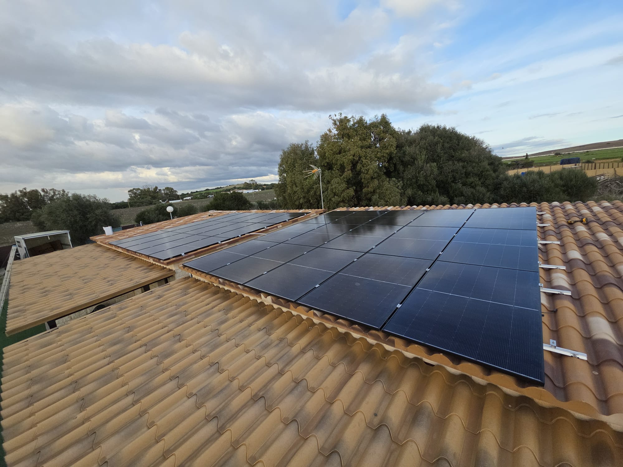 Instalación solar aislada 28kW El Palmar - Imagen 1